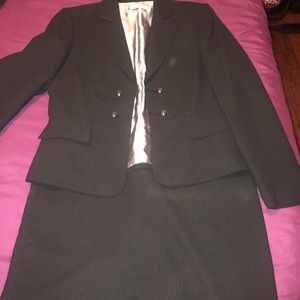 Tahari 8petite blazer and matching 6petite skirt